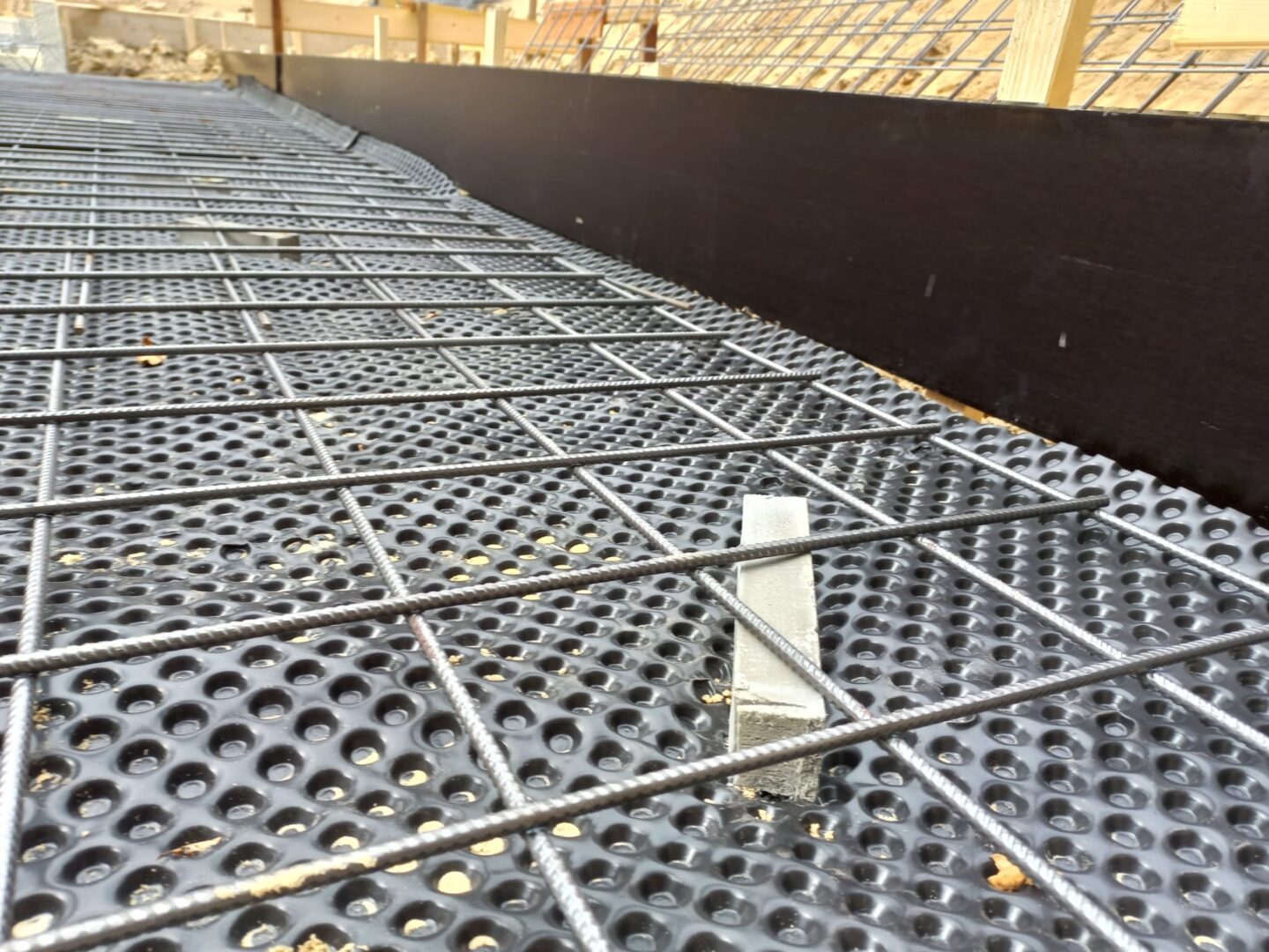 04_Noppenfolie zwart betonvloer